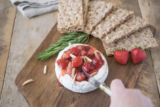 Queso Brie al horno con fresas y romero