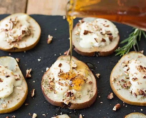 Peras al horno con queso de cabra, miel y pacanas