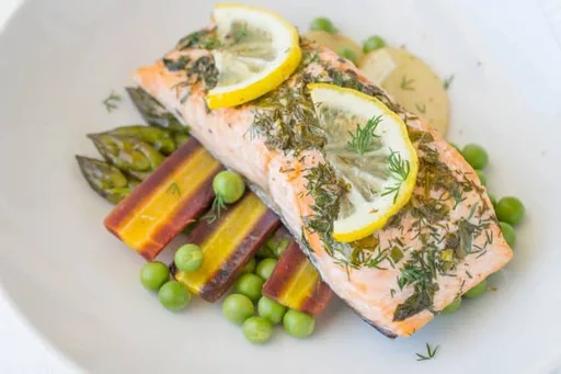 Salmón al horno con verduras de primavera