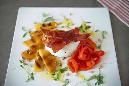 Burrata con melocotones a la parrilla y jamón crujiente