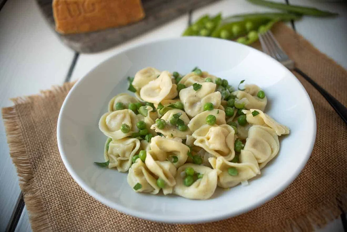 Cheese Tortellini with Peas and Pepper