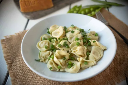 Cheese Tortellini with Peas and Pepper