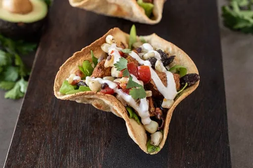 Cuencos de ensalada de tostadas de pollo