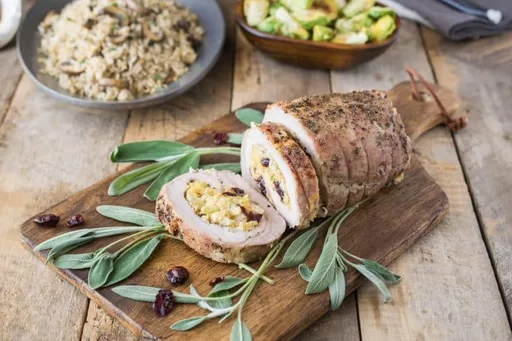 Lomo de cerdo relleno de pan de maíz, manzana y arándanos rojos