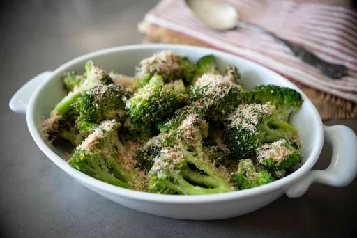 Brócoli picante con migas de pan y parmesano