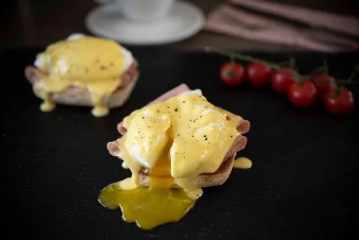 Huevos Benedictinos con mortadela
