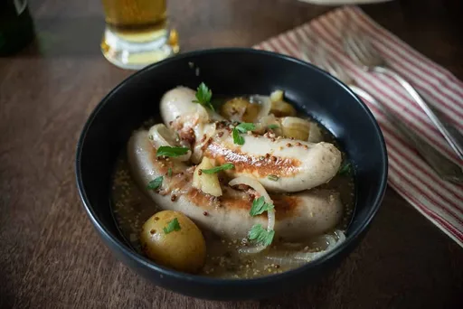 Salchicha de cerveza alemana y patatas
