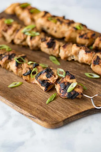 Brochetas de pollo a la parrilla con hierba limón