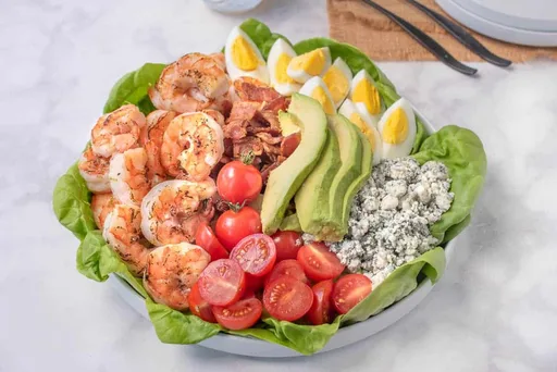 Ensalada Cobb de gambas a la parrilla