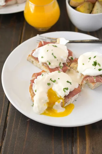 Huevos Benedict estilo italiano