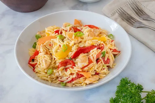 Ensalada de orzo con pollo a la naranja