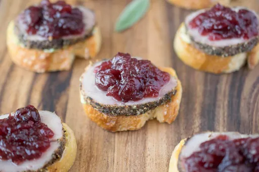 Crostini de cerdo y arándanos