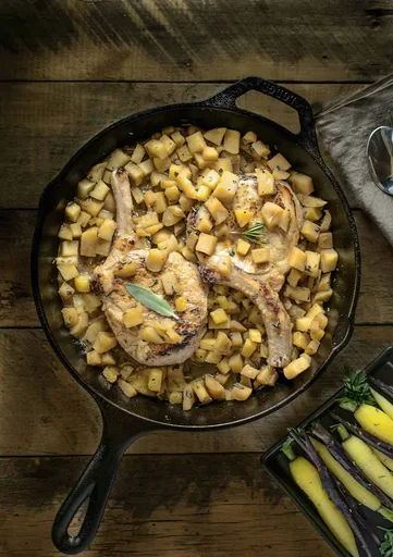 Chuletas de cerdo con salsa templada de manzana