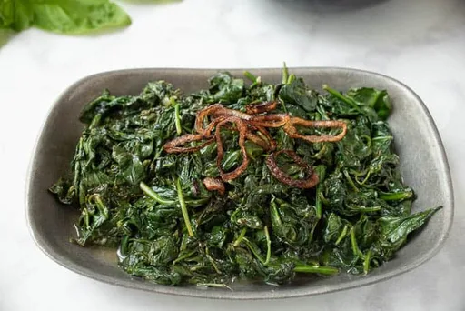 Espinacas salteadas con chalota crujiente