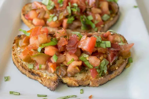 Bruschetta de tomate y prosciutto crujiente