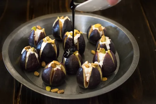 Higos templados con queso de cabra, pistachos y glaseado balsámico