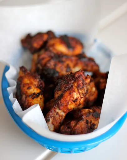 Alitas de pollo al horno con azúcar moreno y salsa cremosa de pimiento rojo asado