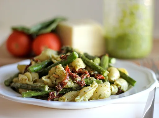 Pasta al pesto con tomates secos y espárragos asados