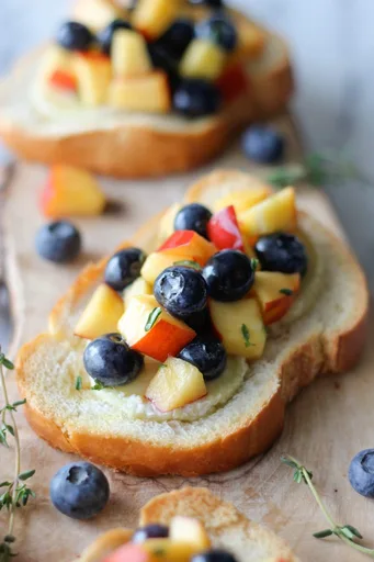 Crostini de queso de cabra con salsa de arándanos, melocotón y tomillo