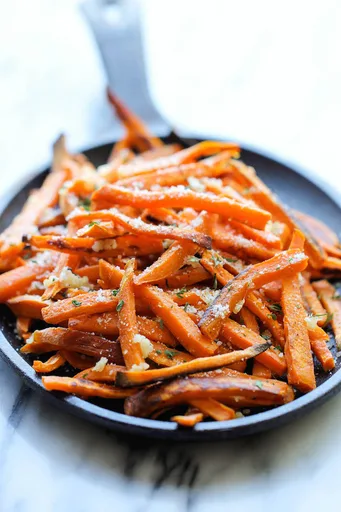 Patatas dulces al horno con ajo