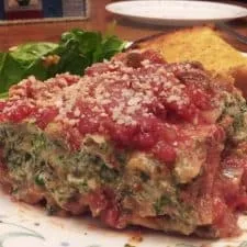 Lasaña vegana con requesón de tofu y espinacas