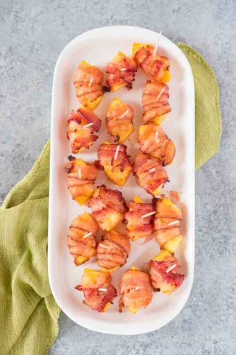 Bocados de piña envueltos en bacon