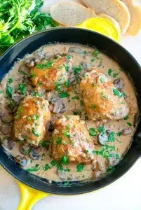 Pollo en salsa cremosa de champiñones