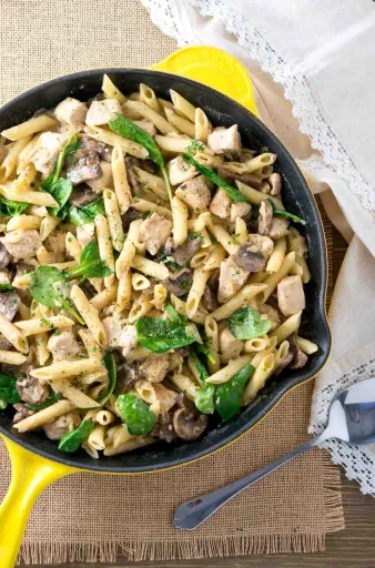 Penne con pollo y salsa cremosa de champiñones al vino blanco