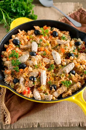 Cerdo con arroz a la mediterránea en una sola sartén
