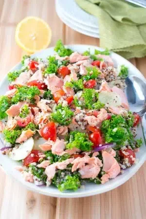 Ensalada de salmón, quinoa y col rizada