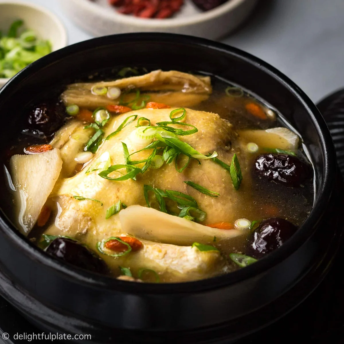 Sopa de pollo con hierbas medicinales