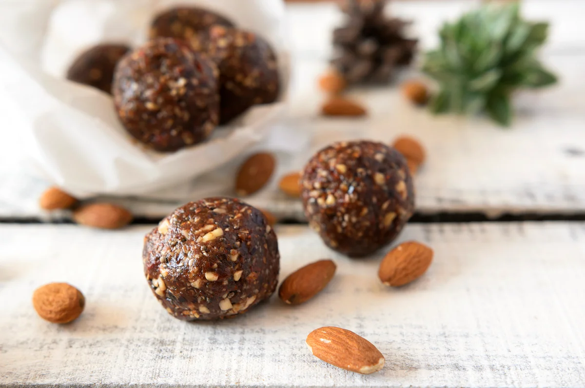 Almond-Cocoa-Date Energy Balls