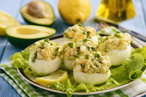 Huevos rellenos de aguacate y feta