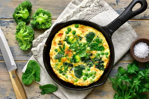 Frittata de guisantes frescos, brócoli y yogur griego