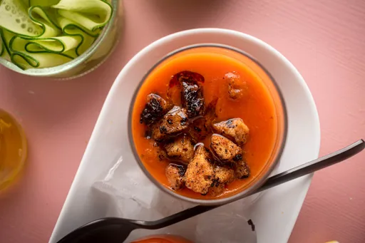 Gazpacho de ensalada griega con picatostes de aceitunas Kalamata