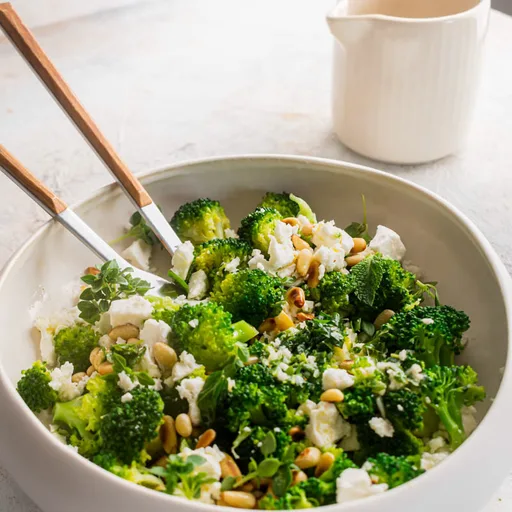 Ensalada templada de brócoli al estilo griego con limón, aceite de oliva, hierbas y piñones