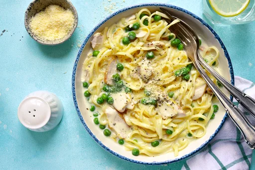 Linguine al Greco con pollo sobrante, guisantes y yogur griego