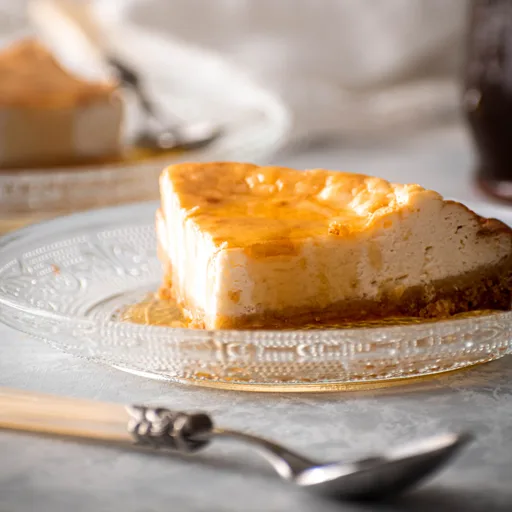 Tarta de queso vegana sin horno con sabores griegos, base de coco y canela