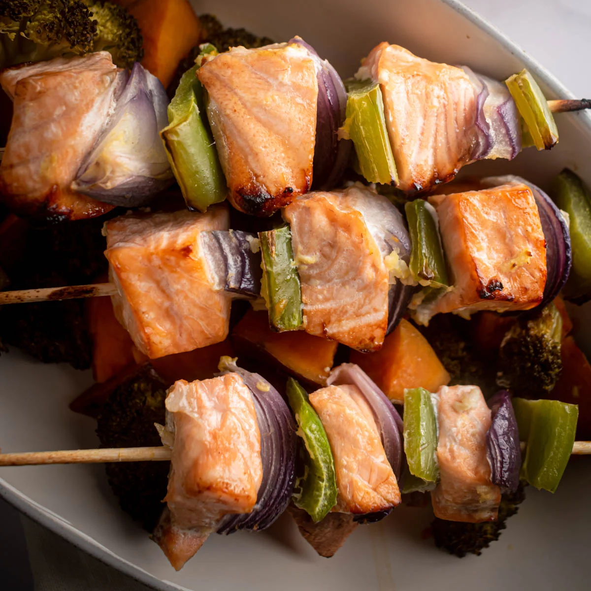 Salmão com batata-doce e brócolis assados