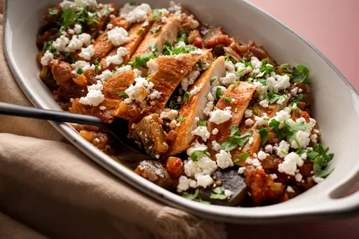Pechugas de pollo a la sartén con berenjena y feta