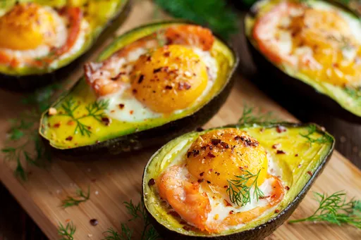 Salmón ahumado y huevos horneados en aguacate