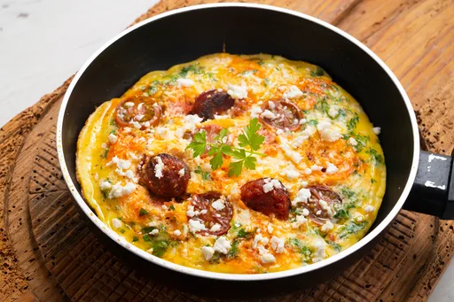 Tortilla al horno al estilo español con chorizo y verduras