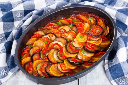 Ratatouille especiada en capas con salsa harissa casera