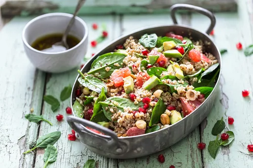 Ensalada de Quinoa Tostada con Granada, Naranja Sanguina y Espinacas