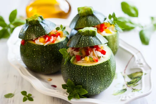 Calabacines redondos vegetarianos rellenos