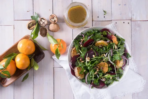 Ensalada templada de remolacha asada y mandarina con rúcula, nueces y cebolla roja