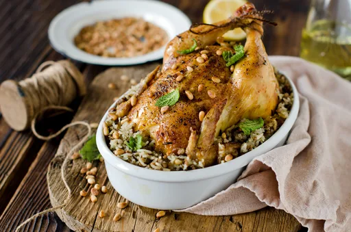 Pollo entero asado relleno de arroz salvaje y piñones