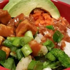 Bol de Buda de tofu con salsa de cacahuete tailandesa