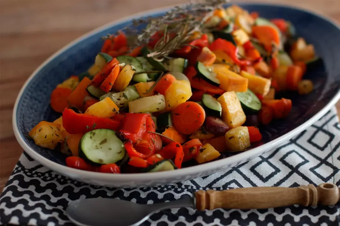 Buntes Ofengemüse Vegetarisch mit verschiedenen Rüben, Zucchini und Paprika