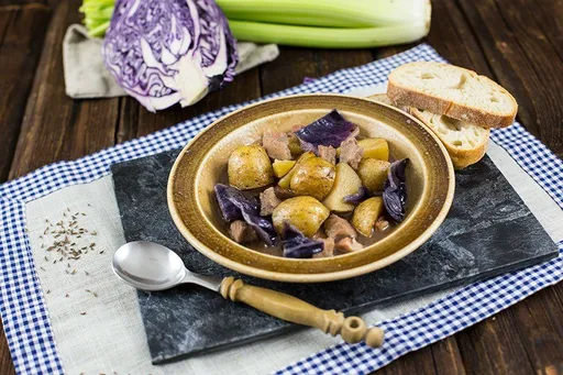 Receta de gulasch de invierno contundente con patatas, lombarda y apio